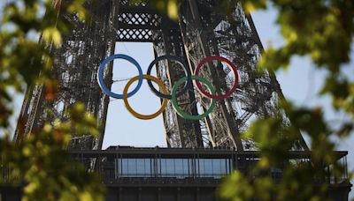 La Torre Eiffel se engalana para recibir los aros olímpicos de París 2024