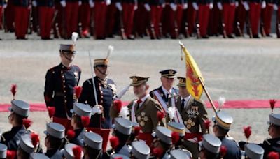 La princesa Leonor luce el uniforme de gala que llevó en su jura de bandera y que estrenó su padre hace 40 años