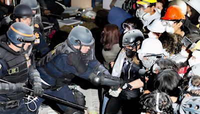 Tensión en UCLA: la policía irrumpe en la protesta propalestina, desmantela el campamento y detiene a manifestantes