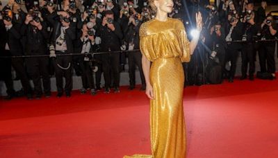 Cate Blanchett luce como una estatuilla dorada