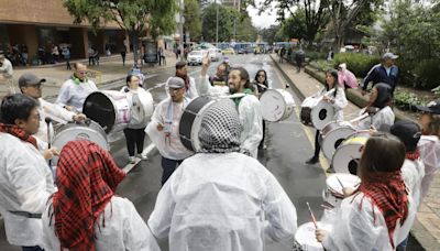 Maestros colombianos protestan por las fallas en el nuevo servicio de salud