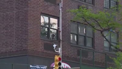 NYC to add hundreds of red light cameras to intersections