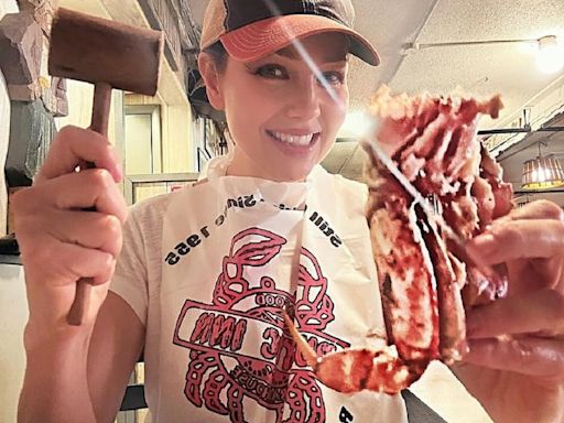 “Denme ese martillo y esos cangrejos”: Thalía celebra el ritual para comer esa delicia gastronómica