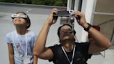 Salvadoreños se emocionan con el eclipse solar y salen a parques y calles para observarlo