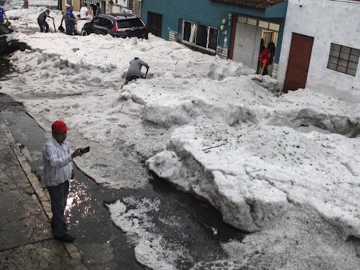 Repentina granizada en medio de intenso calor sorprende en el centro de México