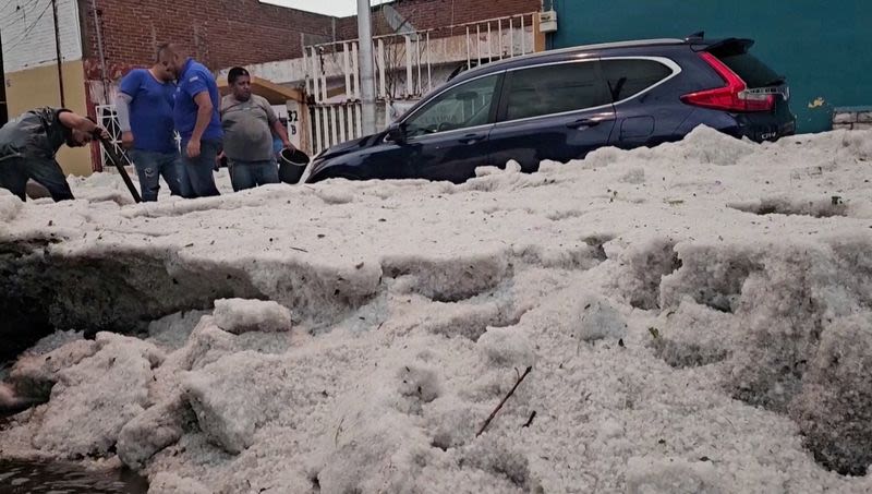 Experts warn of hail, whirlwinds in Mexico after new heat record in the capital