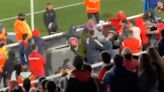 Brutal agresión durante el partido entre Independiente y River Plate: 10 barras golpearon a uno de la fracción disidente