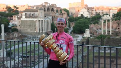 Pogacar celebra un Giro perfecto con el Tour en el horizonte, Martínez segundo