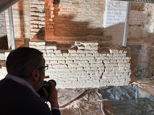 Aflora el muro de cierre de la sinagoga durante las obras de la iglesia de Santa María la Blanca de Sevilla