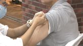 公費流感疫苗二階段開打 黃國倫夫妻任代言人接種