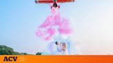 Historia del 'gender reveal' o por qué hay gente en España contratando aviones para saber el sexo de su bebé