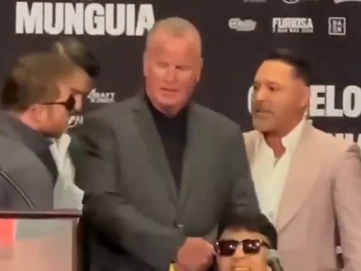 Escándalo: Canelo Álvarez se cruzó con su ex promotor Óscar de la Hoya y casi terminan a los golpes en la presentación de la pelea más esperada