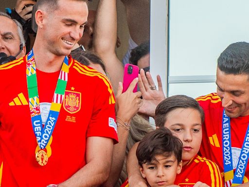 ¡Aquí hay tomate! Jesús Navas y Fabián Ruiz, junto a sus familias, reciben un cariñoso homenaje en su tierra