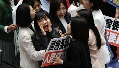 雙姝恩怨深！徐巧芯、黃捷多年纏鬥 立院開議日上演「搶麥大戰」