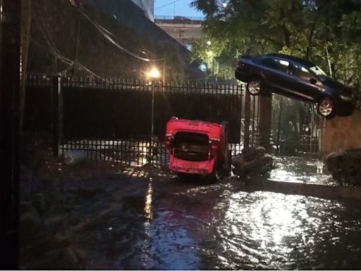 “A ver cómo lo bajan”; dueño de auto narra cómo quedó su vehículo arriba de una reja tras lluvias en Álvaro Obregón | El Universal