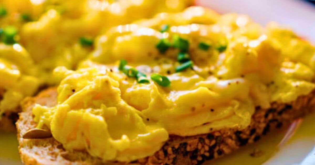 Make the fluffiest scrambled eggs in 5 minute using the ‘best’ cooking technique