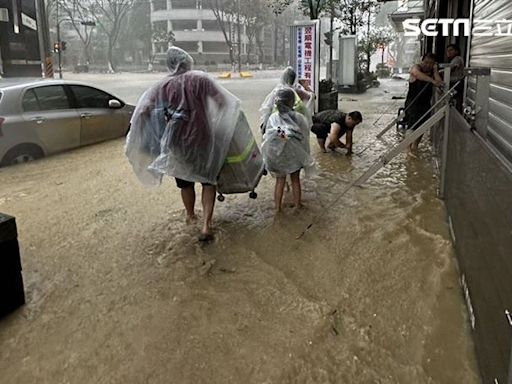 水淹及腰！高雄美術館成黃河「泥水沖千萬豪宅」人肉擋水