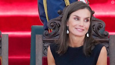 La reine Letizia d'Espagne agenouillée devant sa fille la princesse Leonor, son regard en dit long...