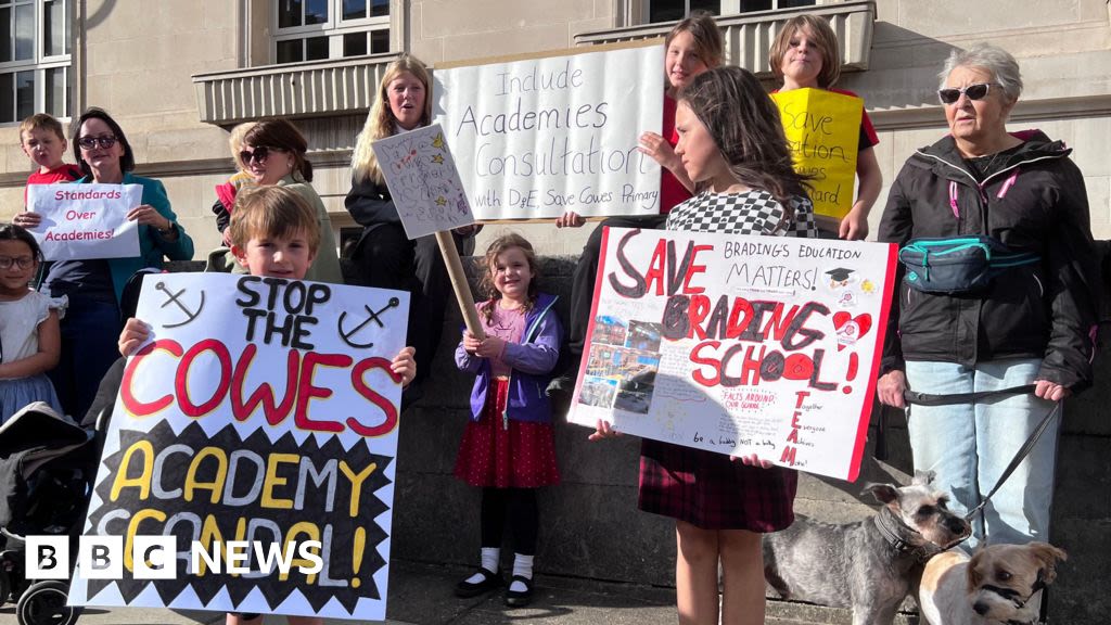 Parents battle to stop Isle of Wight school closures