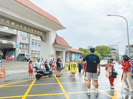 高雄多校通學步道未完工 家長陳情接送不便、憂學童安全