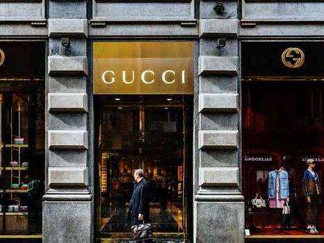 Las ventas de Gucci se ven afectadas por la caída en Asia; sus ganancias y acciones caen