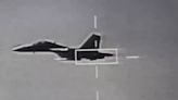 空軍披露F-16V狙擊手莢艙標定殲16畫面！學者推測共機渾然不知