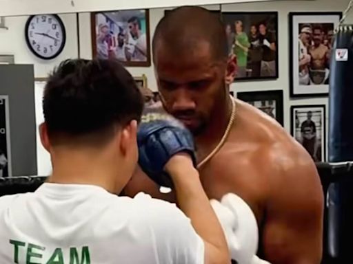 Russell Wilson shows off six-pack as he trains in boxing gym