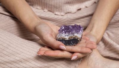Cómo y por qué cargar tus piedras preciosas: 4 maneras sencillas de hacerlo