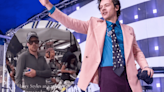 Harry Styles es visto en un tianguis de segunda mano en Roma, ¿regateó? (VIDEO)