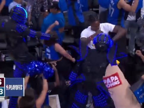 Los Orlando Magic celebran el séptimo partido... ¡con Dwight Howard dándolo todo!