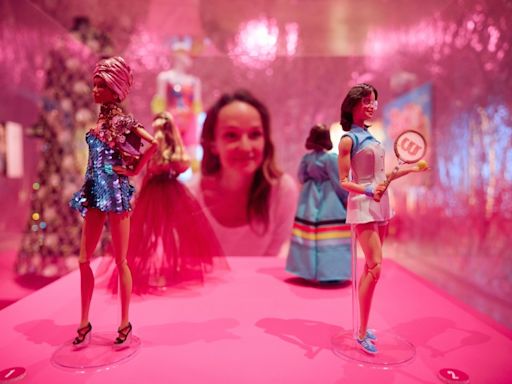 Exposición sobre la muñeca Barbie en Londres, con el modelo que viajó al espacio