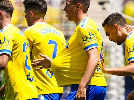 El avión del Cádiz aterriza de emergencia en Sevilla y no participará en el homenaje a Mágico González