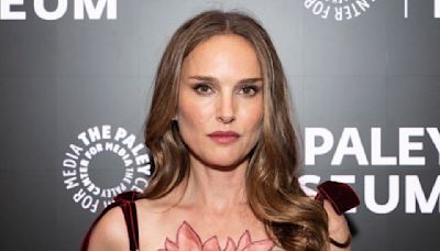 Natalie Portman : l’actrice de 43 ans renversante dans une robe à fleurs 3D