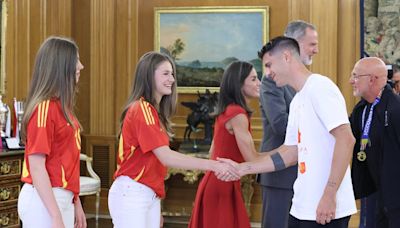Así fue el encuentro entre la princesa Leonor y Gavi, durante el recibimiento a la selección de fútbol de España tras ganar la Eurocopa, dos años después de los rumores de romance