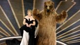 Cocaine Bear gets airtime (but no lines) presenting visual effects Oscar with Elizabeth Banks