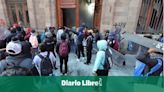 Estudiantes de Ayotzinapa atacan el Palacio Nacional de México y dejan 26 policías heridos