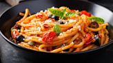 Cómo hacer espaguetis a la puttanesca: la receta tradicional para vivir todo el sabor de Italia