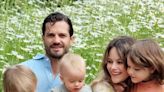 Los príncipes Carlos Felipe y Sofía de Suecia celebran el verano con sus hijos en su segundo posado como familia numerosa