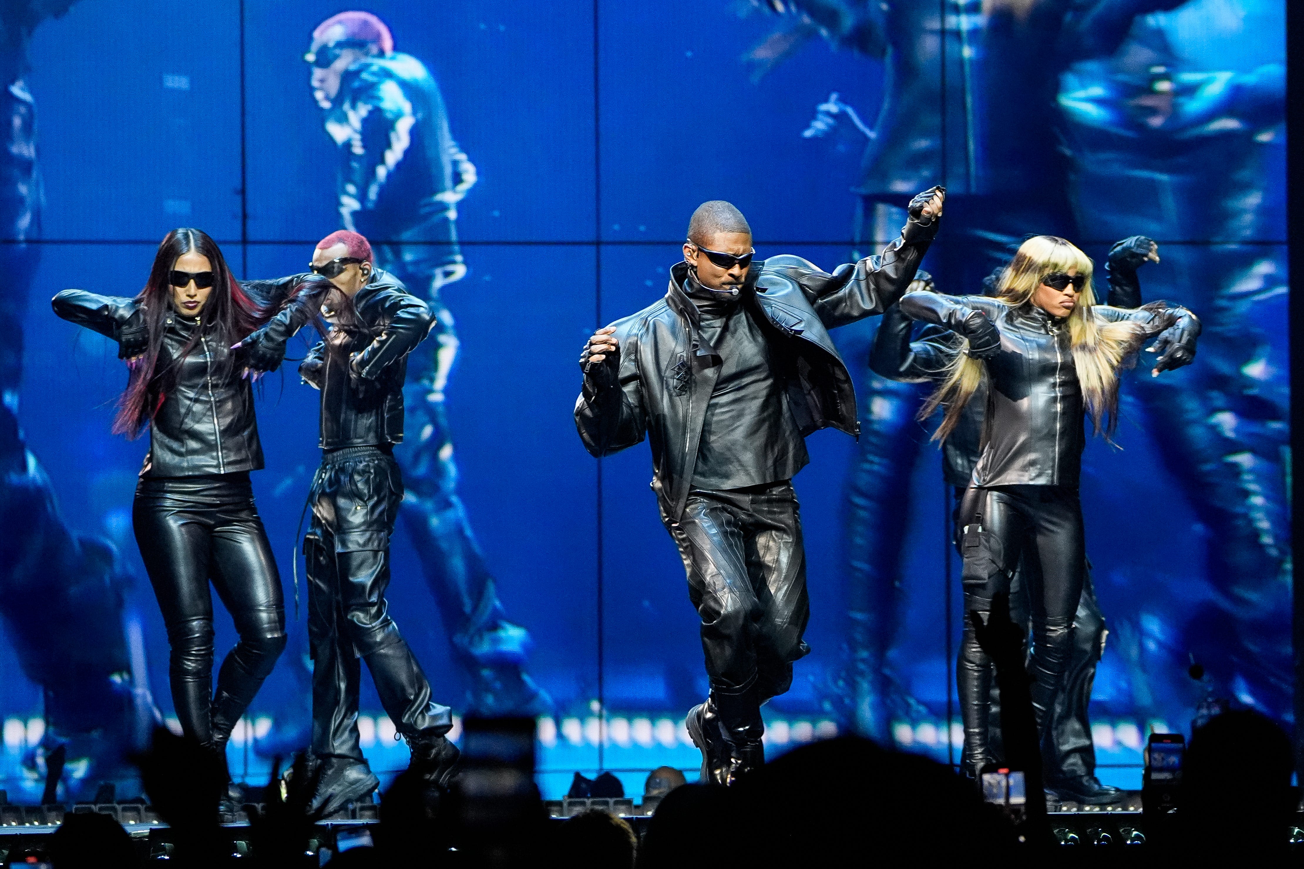 Usher is joined by surprise guest Big Sean as he kicks off two-night Detroit stand at LCA