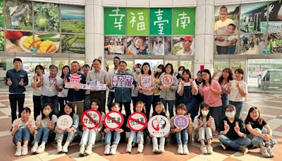 南市府響應「國際丹寧日」 黃偉哲穿上牛仔襯衫力挺性別平權 | 蕃新聞