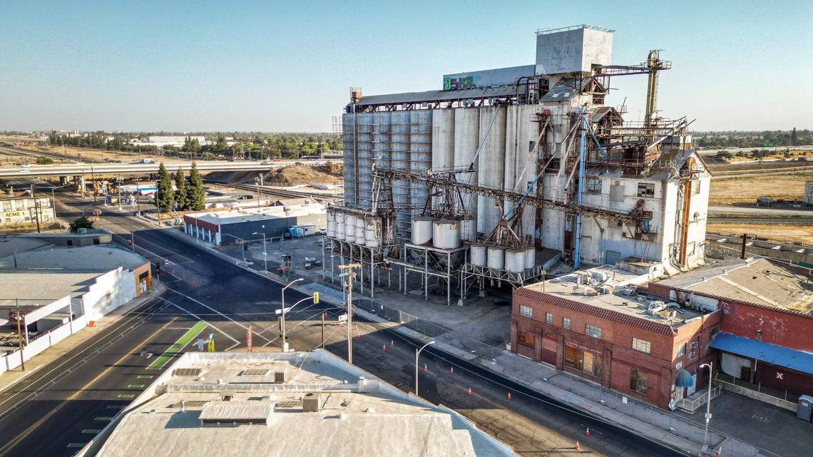 Demo of landmark grain silos will make Fresno skyline less quirky and interesting | Opinion