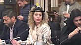Una diputada de Javier Milei fue a la sesión con un “patito” en la cabeza y se volvió viral