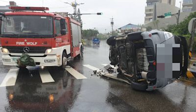 雨天開車自撞金山中央分隔島翻覆 消防員救出車內2人送醫