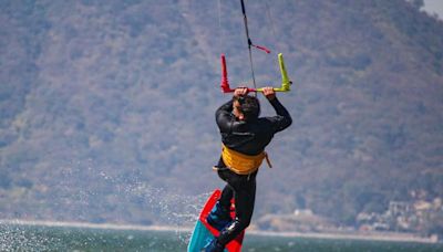 ¿Qué es el kitesurf el deporte en el que brilla Santiago Cisneros?