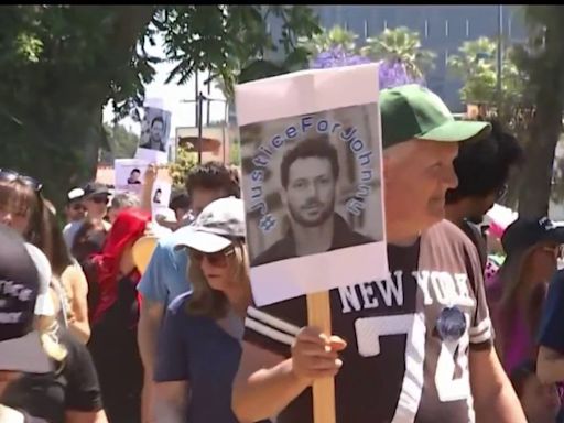 Comunidad en North Hollywood marcha en memoria de Johhny Wactor