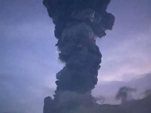 菲律賓中部火山噴發 煙柱衝上半空5000米