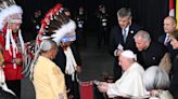 El papa Francisco recibe en Canadá la bienvenida de los indígenas