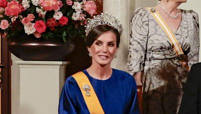 La reina Letizia, obligada a estar sentada en su besamanos en Holanda por su enfermedad en el pie