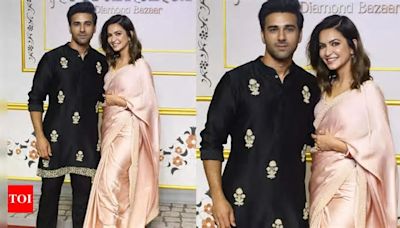 Kriti Kharbanda blushes as photographers lovingly call her 'Vahini' at the ‘Heeramandi’ premiere night