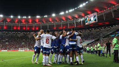 Flamengo marca nos acréscimos, vence Bahia e assume liderança